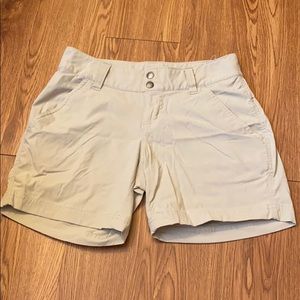NWOT Columbia women’s khakis sport shorts